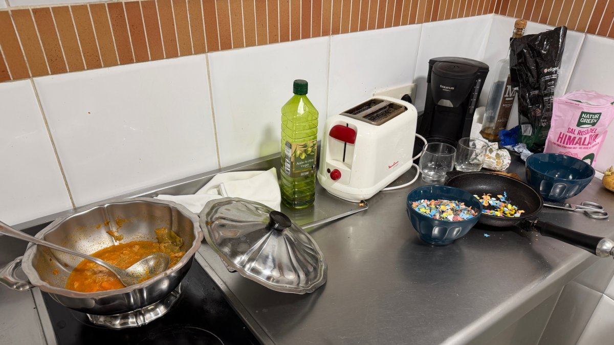 Con la comida a medias dejaron la cocina por el desahucio.