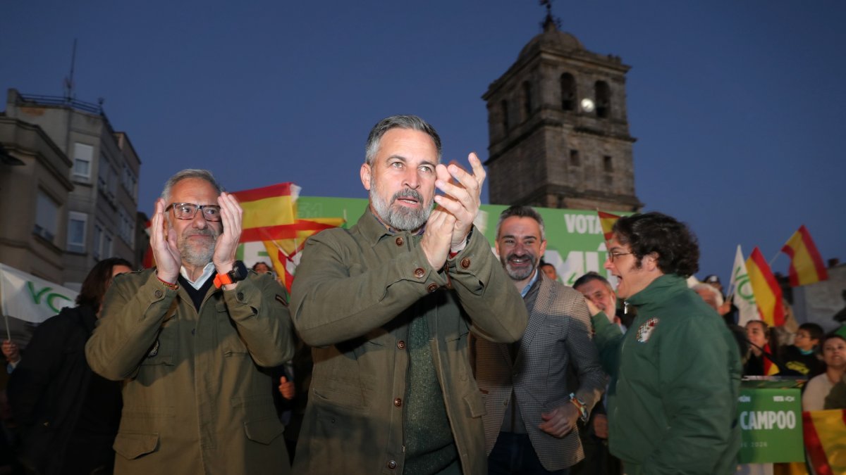 El presidente de Vox, Santiago Abascal; y el candidato a la Presidencia de la Junta por la formación, Carlos Pollán en un acto electoral en Aguilar de Campoo.