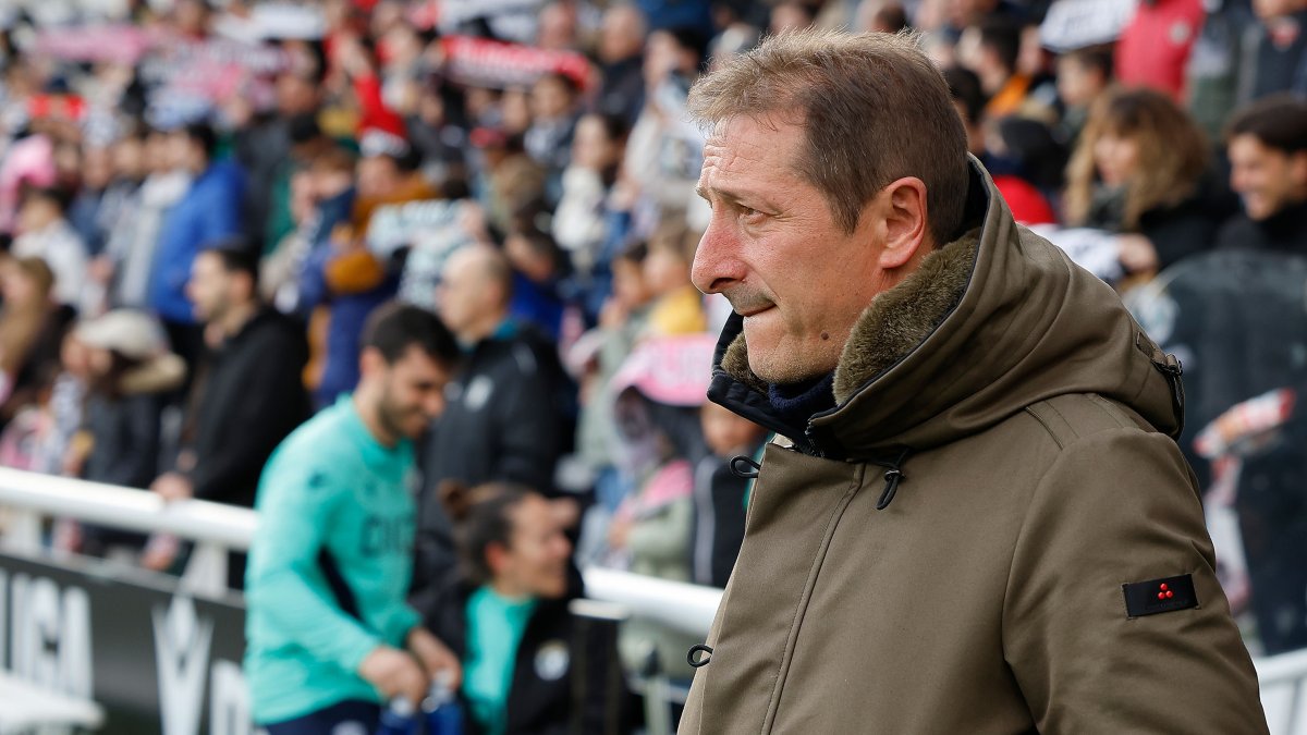 Ramis observa el terreno de juego desde el banquillo de El Plantío en el partido contra el Mirandés.