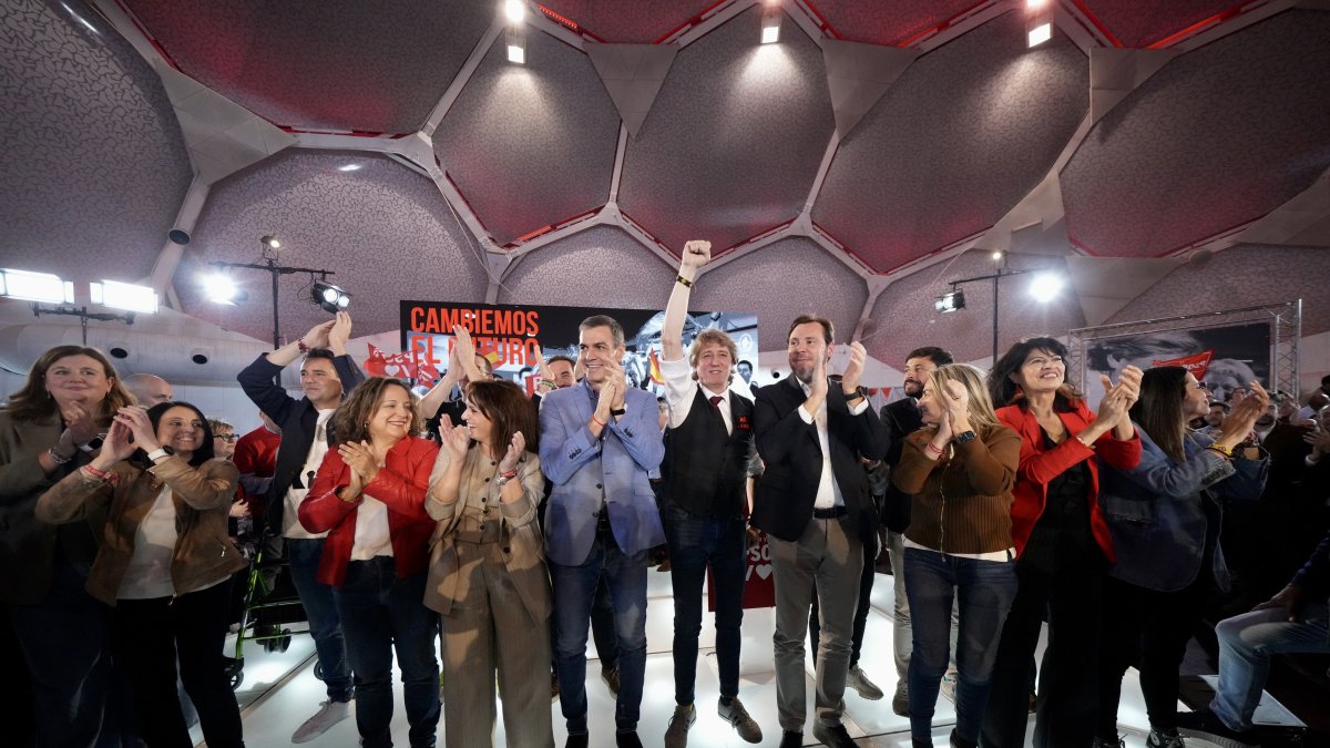 Foto de familia durante el cierre de la campaña del PSOE, a 13 de marzo de 2026, en Valladolid, Castilla y León (España).