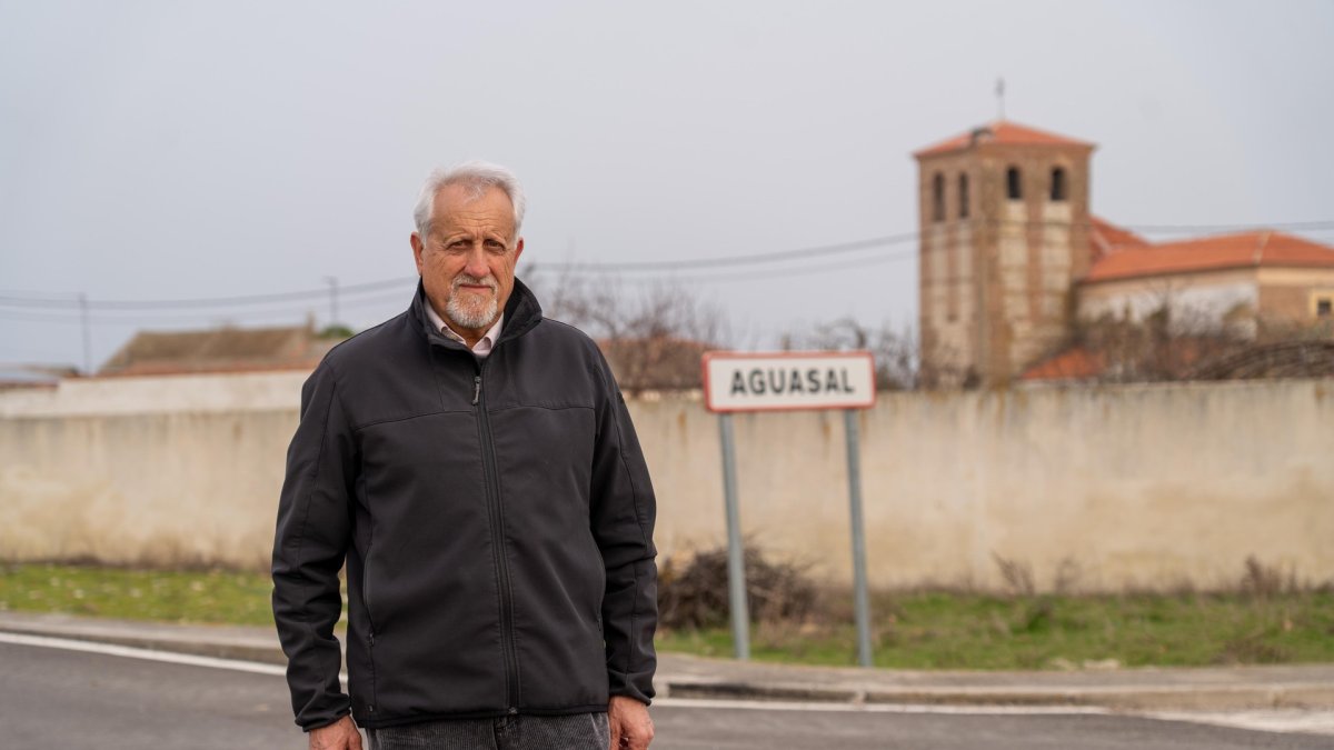 Chema Rodríguez vecino de Aguasal (Valladolid), lleva más de 20 años desempeñando las labores de presidente de mesa en las elecciones.