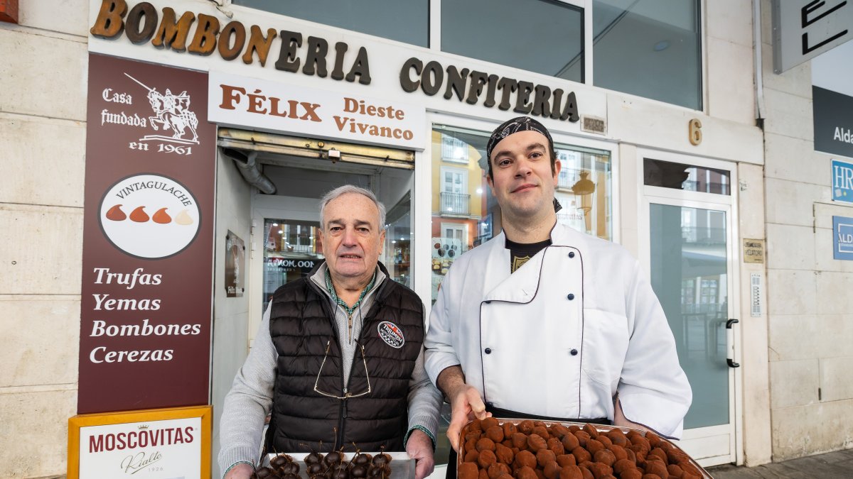 Félix Dieste Vivanco junto a Luis Vicente, su hijo, con sendas bandejas de trufas y cerezas.