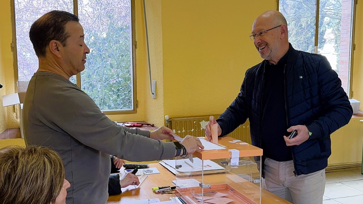 Iñaki Sicilia, ha votado este domingo en el colegio electoral de las Escuelas Viejas de Pampliega.