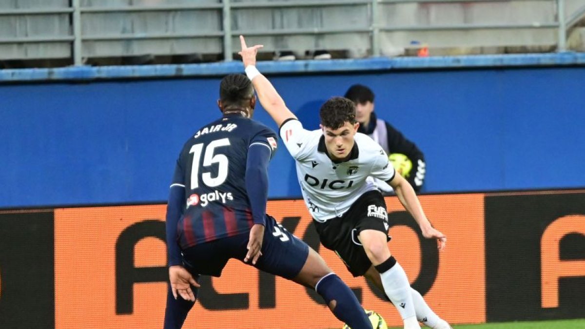 David González intenta dejar atrás a un rival en Ipurua.