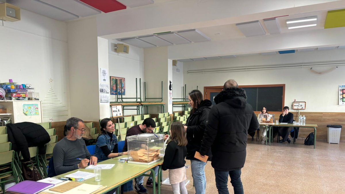 Una familia ejerce su derecho al voto en un centro escolar de Aranda de Duero.