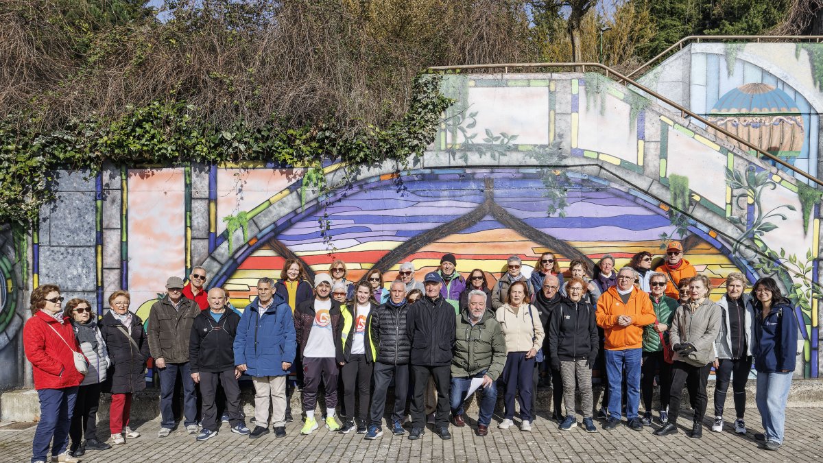 El grupo que acompañó al concejal Carlos Niño en la presentación de la nueva edición de 'Andar en Salud' posó ante las cámaras antes de iniciar su ruta.