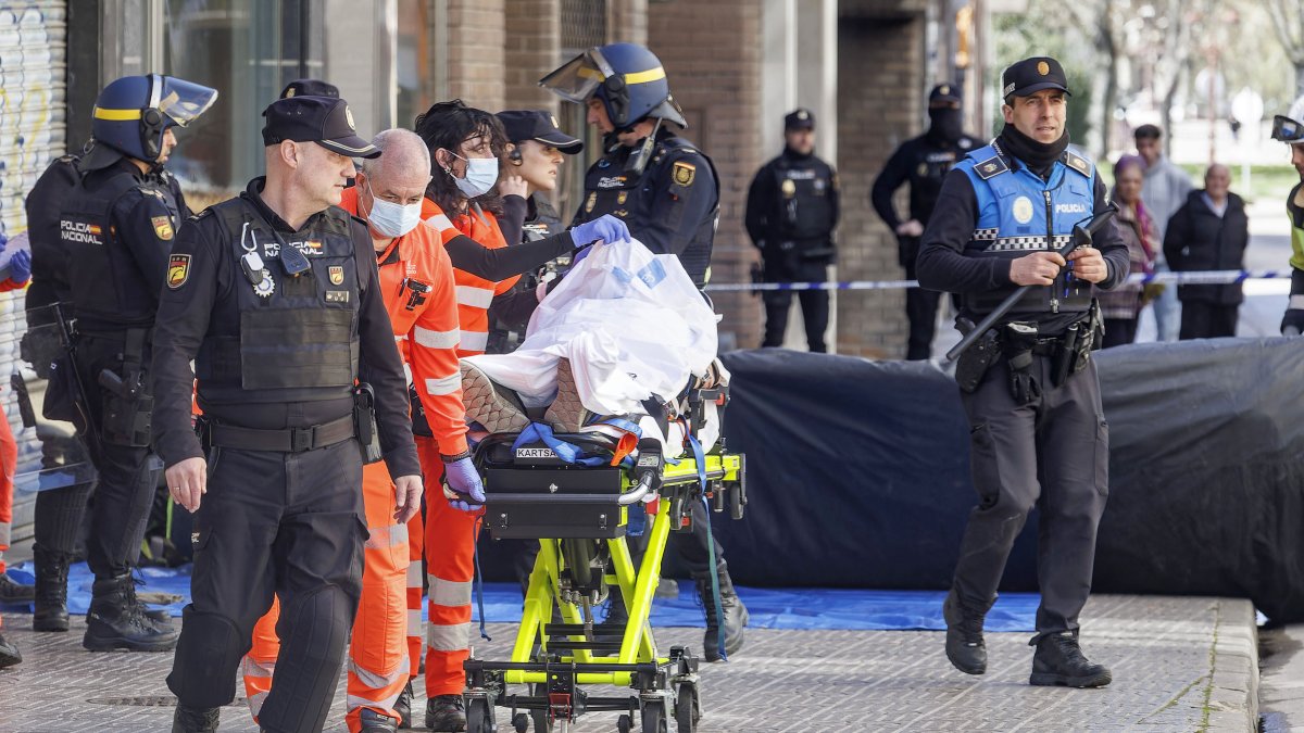 Evacuación de un hombre tras lanzar objetos desde la ventana.