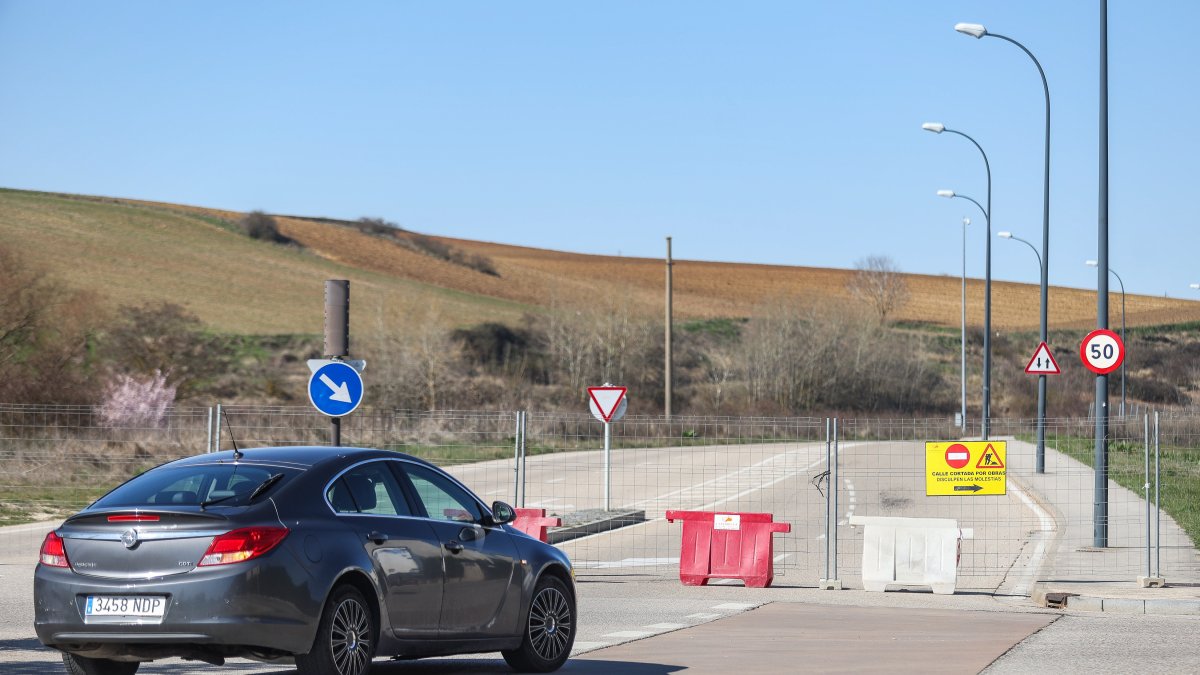 Un vehículo frente a la valla que impide el paso al tramo 'low cost' del bulevar desde la calle Gumien de Izán.