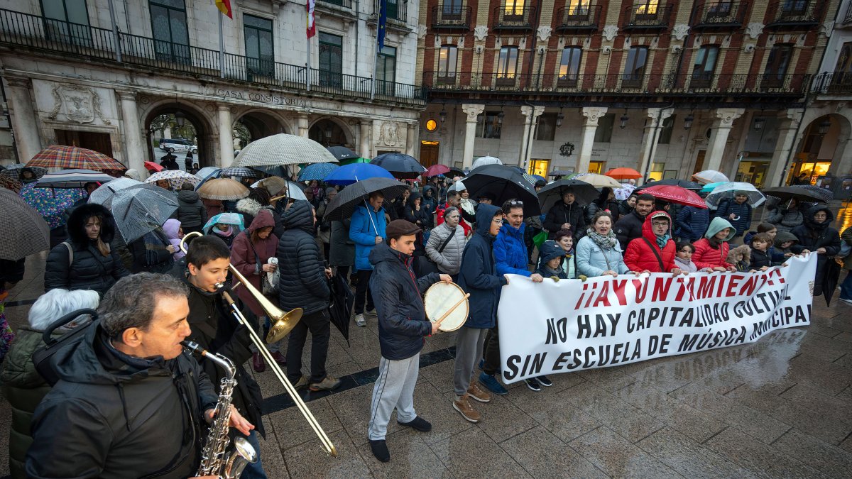 Concentración contra el cierre de la Escuela Municipal de Música a principios del mes de marzo.