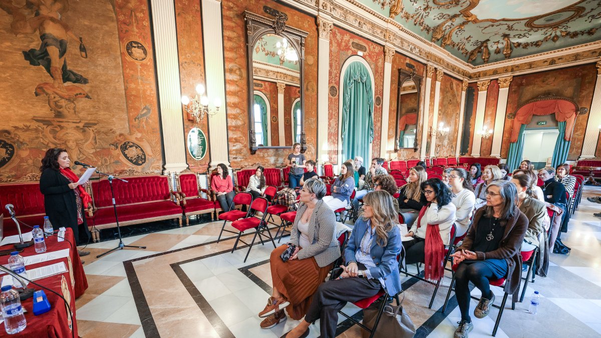 Instante de la celebración del Día Mundial del Trabajo Social que el colegio burgalés desarrolló en el Salón Rojo del Teatro Principal.