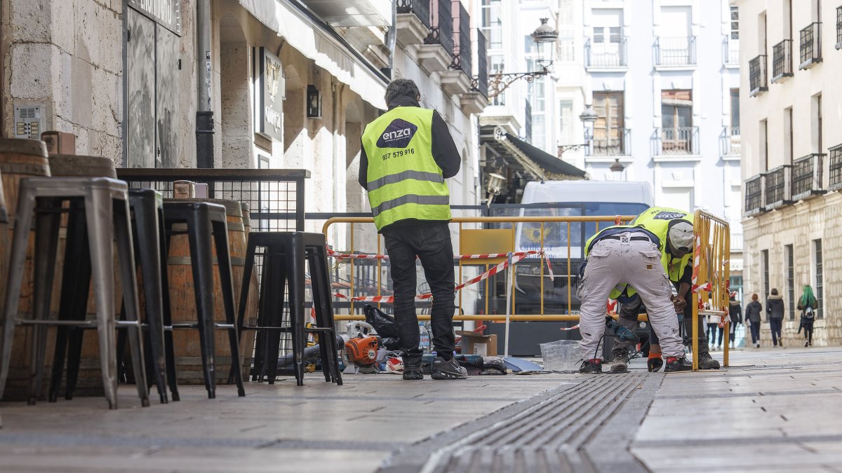 Trabajos para la colocación del pavimento podotáctil en la calle San Lorenzo, ahora que se han retomado las actuaciones.