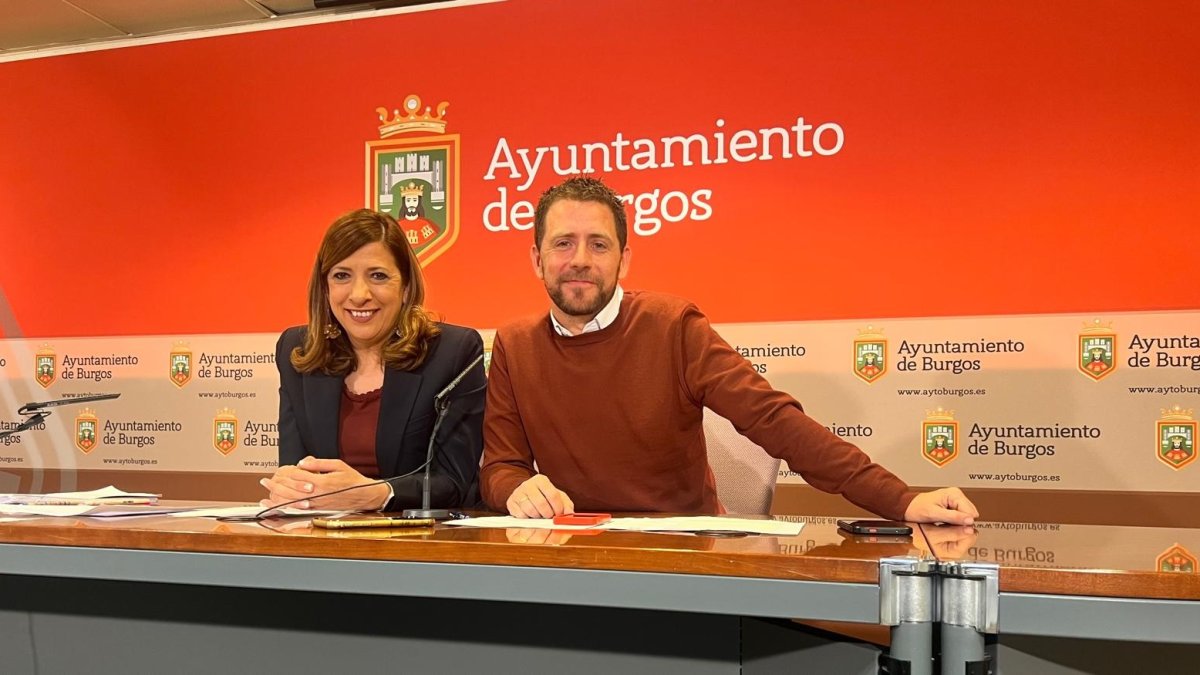 Nuria Barrio y Josué Temiño, en la rueda de prensa para presentar las proposiciones al Pleno del Ayuntamiento de Burgos.