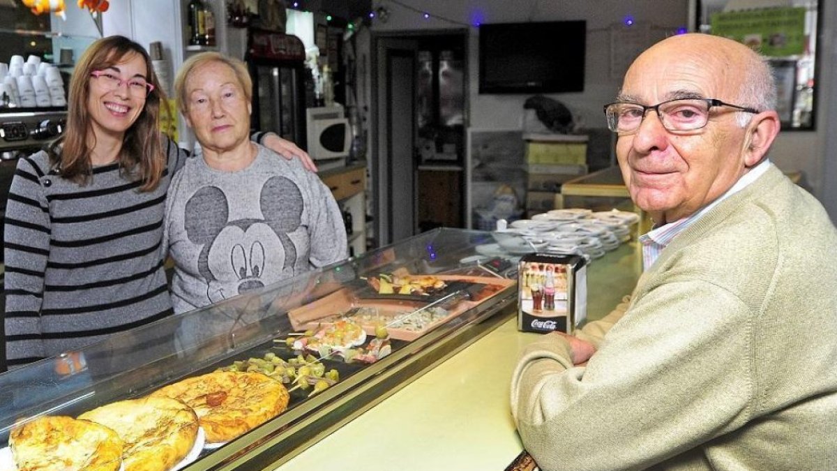 Mariano García, su mujer Clarita y su hija Clara María, en el bar que fue el origen de la empresa familiar, muy cambiado respecto al año 1970 en que abrió.