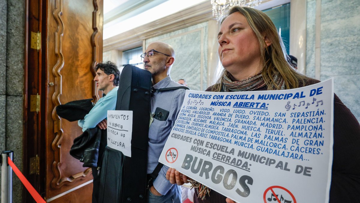 Familias afectadas por el cese de la actividad de la Escuela Municipal de Música y representantes del profesorado siguieron el debate desde el salón de Plenos.
