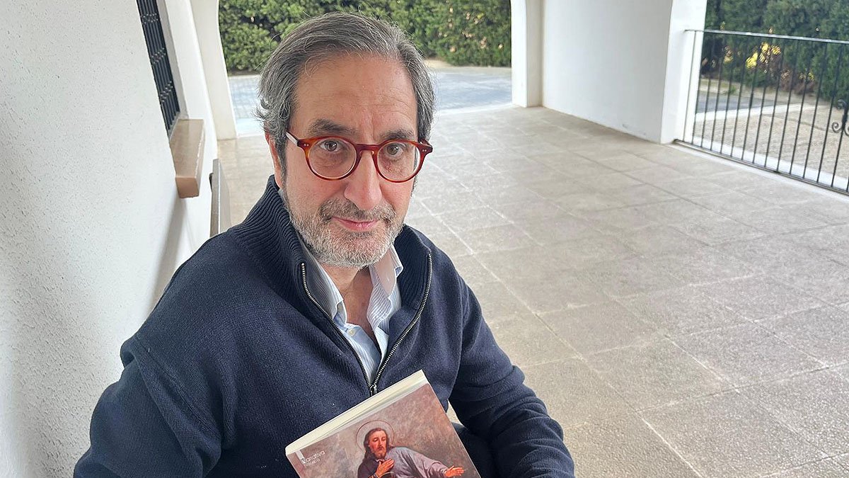 El escritor Raúl M. Mir Coll, con su nueva obra literaria.