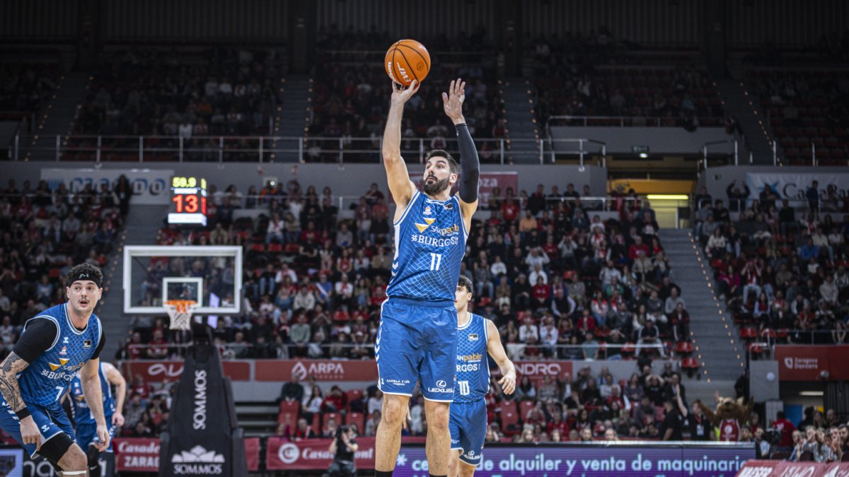 Dani Díez lanza a canasta durante el partido contra Casademont Zaragoza.