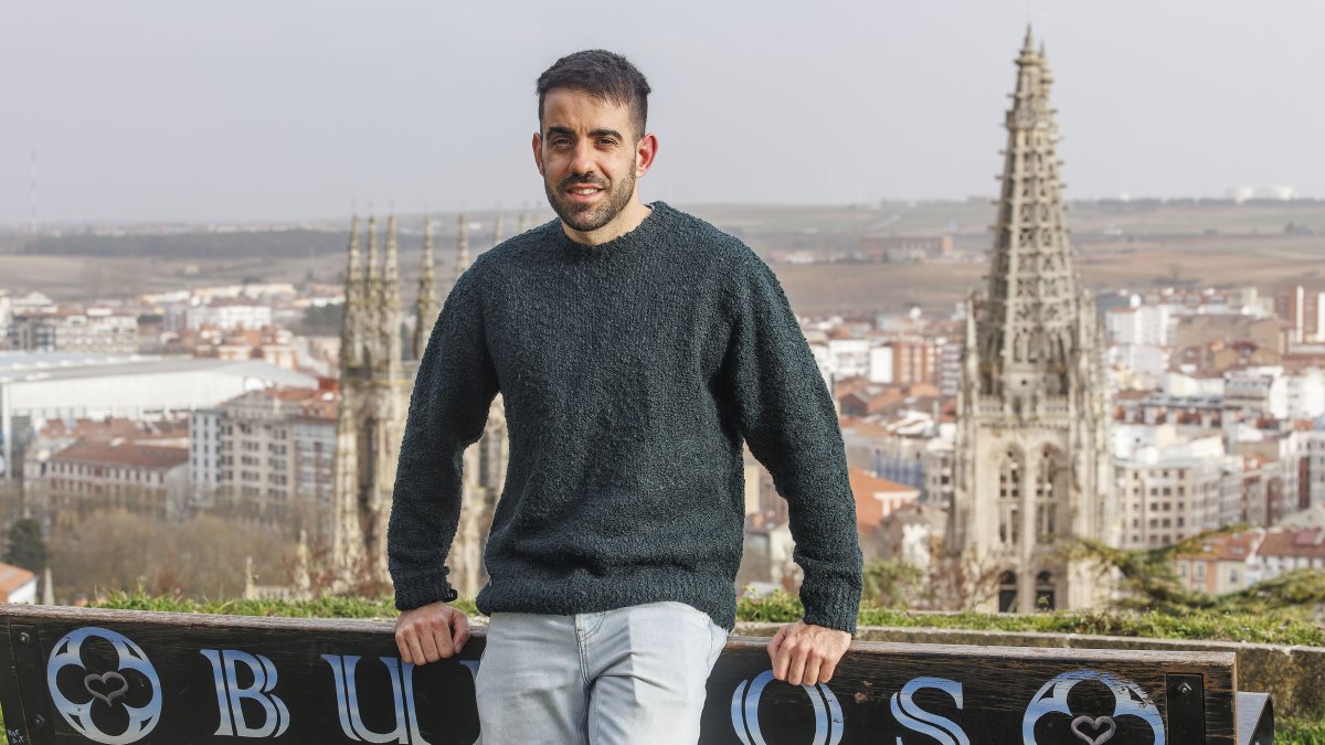 Diego Casas posa en el mirador del Castillo frente a la Catedral de Burgos.