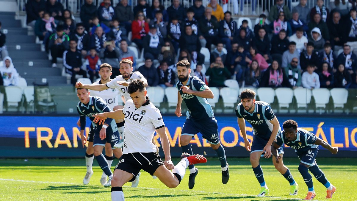 Curro Sánchez lanza el penalti que supondría el cuarto gol.