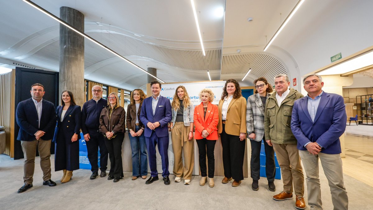 El director territorial de CaixaBank en Castilla y León, Gerardo Cuartero, posa con representantes de los diez Grupos de Acción Local que participarán en la sexta edición de Tierra de Oportunidades.