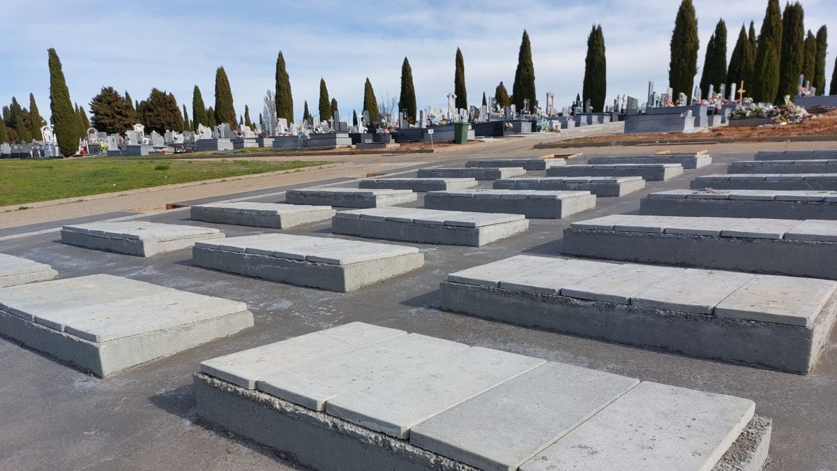 Nuevas sepulturas en el cementerio de Aranda