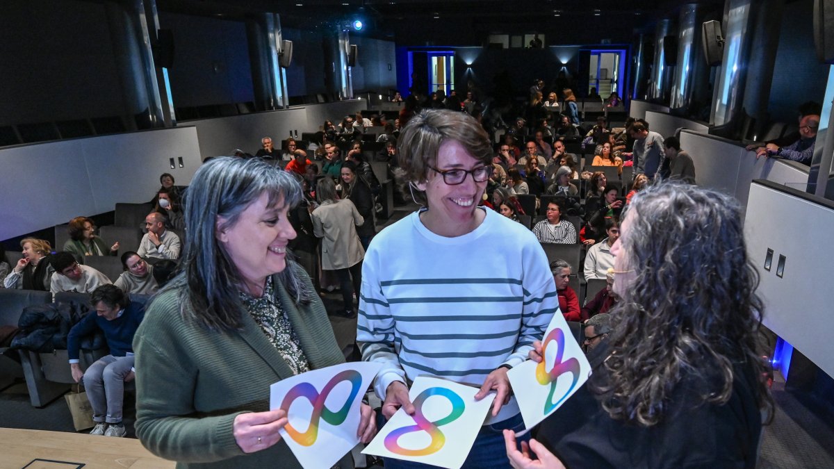 Acto central con motivo del Día Mundial del Autismo, con la charla-coloquio ‘8.000 sin barreras’, protagonizada por la deportista con autismo Vanessa Almeida.