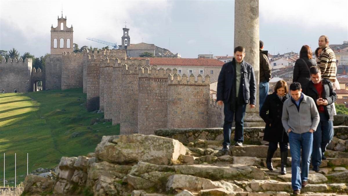 Turistas en la Muralla de Ávila.