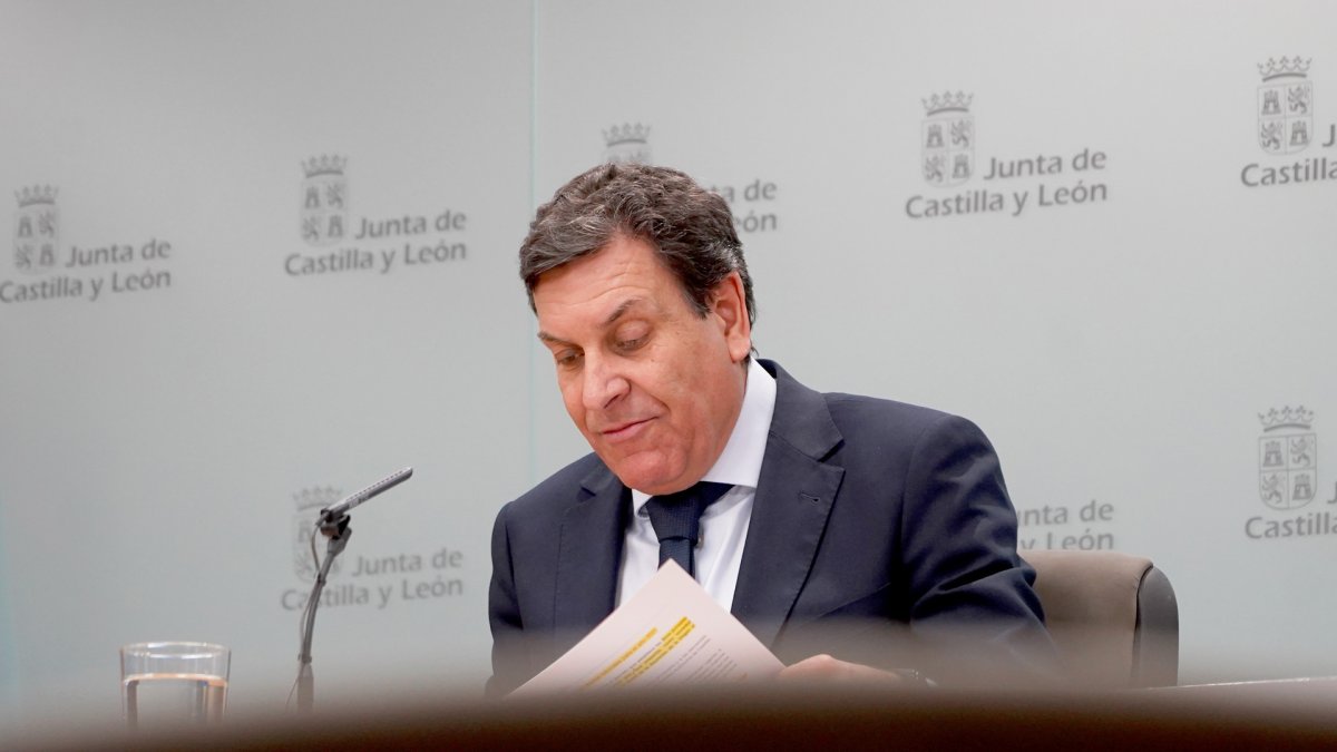El consejero de Economía y Hacienda y portavoz, Carlos Fernández Carriedo, comparece en rueda de prensa posterior al Consejo de Gobierno.