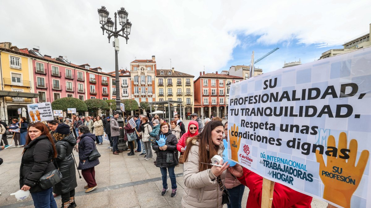 Decenas de personas conmemoraron el Día Internacional de las Trabajadoras del Hogar en la Plaza Mayor de Burgos.