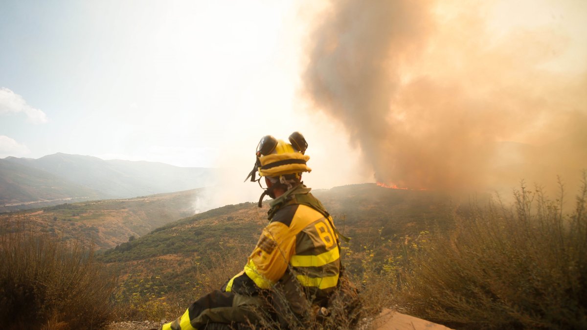 Archivo - Un bombero observa el incendio forestal, a 24 de agosto de 2025, en La Baña, Encinedo, La Cabrera, León, Castilla y León (España).