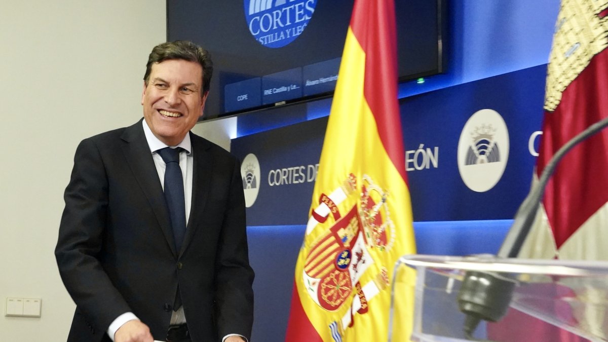 El portavoz de la Junta Carlos Fernández Carriedo atiende a los medios tras la ronda de diálogo del PP con los partidos tras las elecciones.