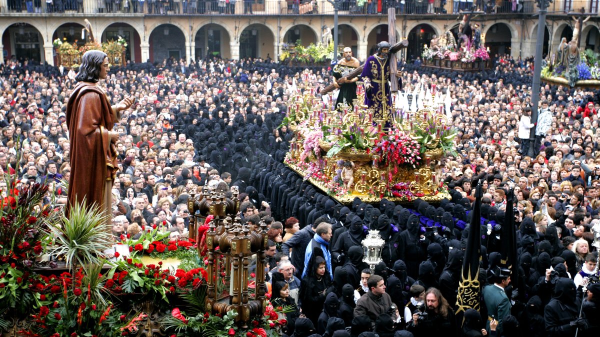 Imagen de archivo de 'El Encuentro' de la procesión de Los Pasos en la Plaza Mayor de la capital leonesa, que cuenta con mención especial en la declaración de Interés Turístico Internacional.