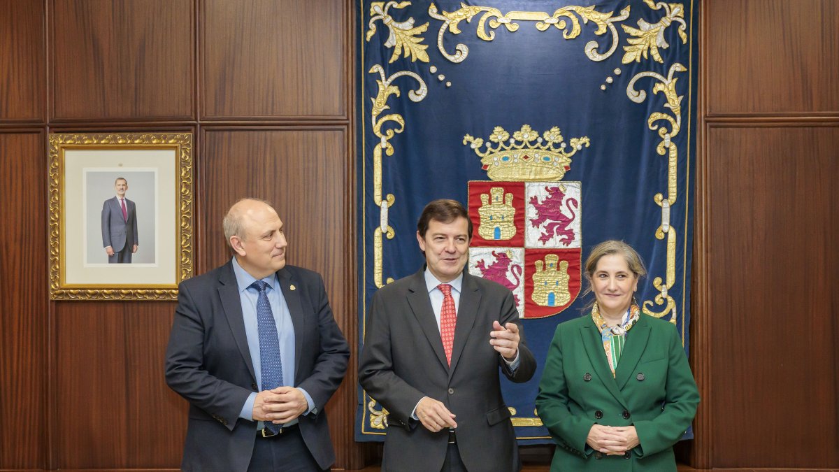 Mañueco recibe en la Presidencia de la Junta a la actual presidenta de Michelin España-Portugal, María Paz Robina, y a su próximo sucesor en el cargo, César Moñux.