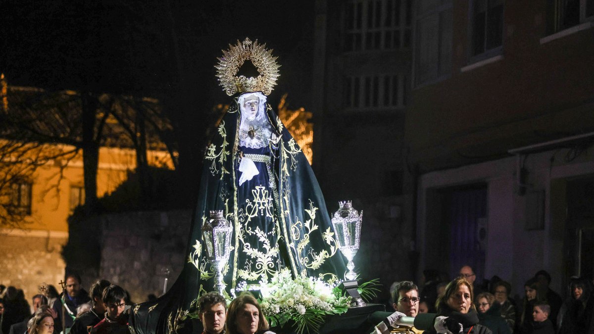 La procesión de la Virgen de los Dolores salió de la parroquia de San Pedro de la Fuente.