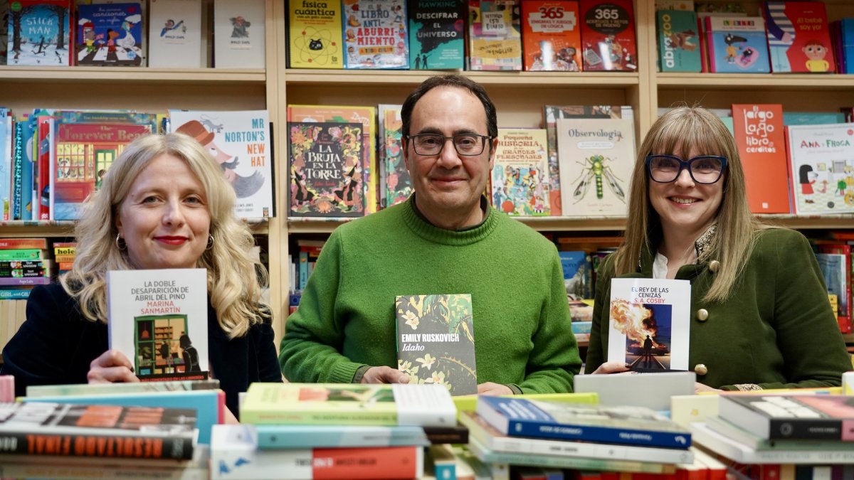 La directora del Club de Lectura Adictos al Crimen, Marta Marne, junto a Leopoldo Herrero y Karín del Ser, de la Librería Galatea, preparan una nueva jornada de lectura que se celebra en la Biblioteca Sierra Pambley de León.