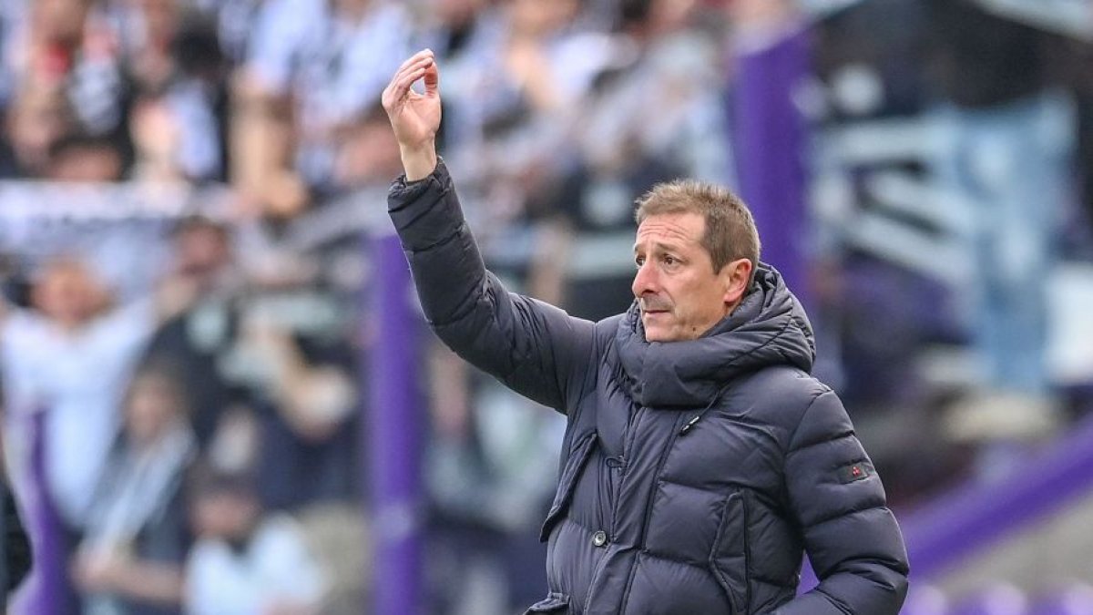 Luis Miguel Ramis da instrucciones desde la banda en el partido contra el Valladolid en el estadio Zorrilla.