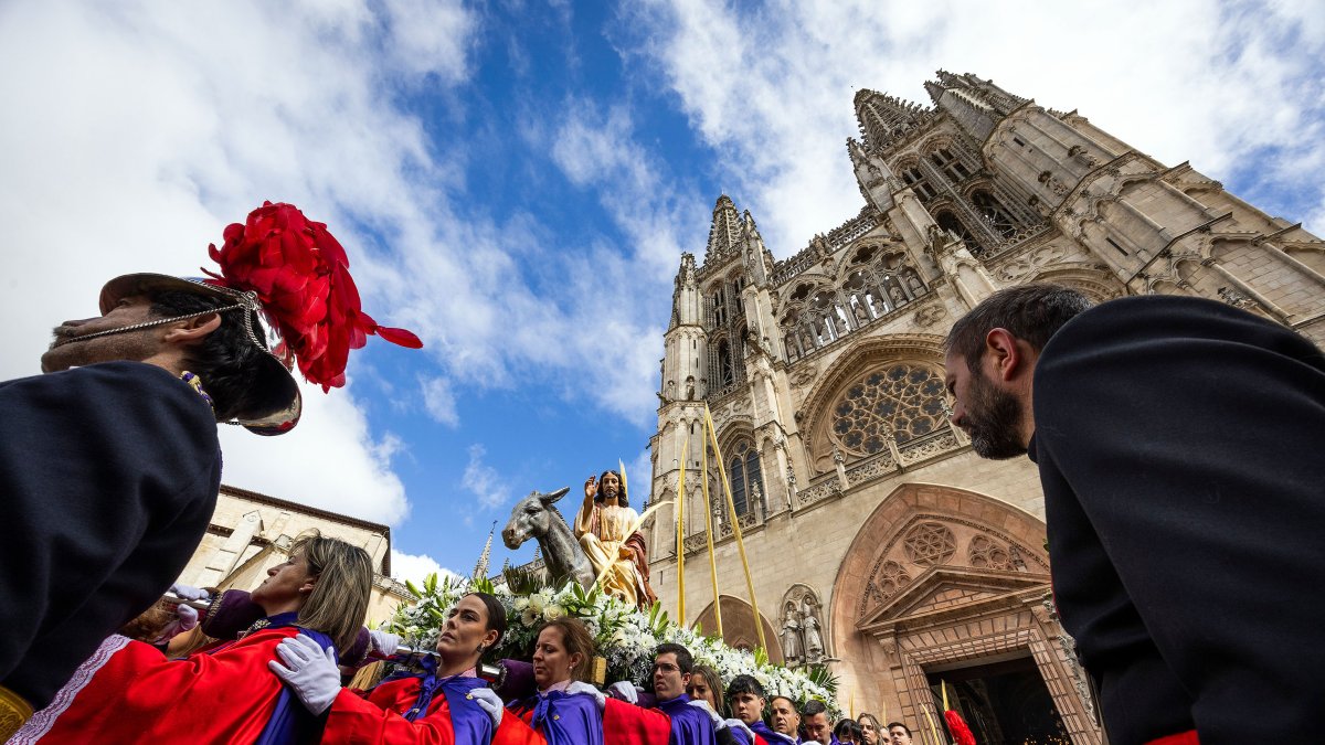 Imagen de Jesús en la Borriquilla al salir de la Catedral de Burgos tras la misa del Domingo de Ramos.