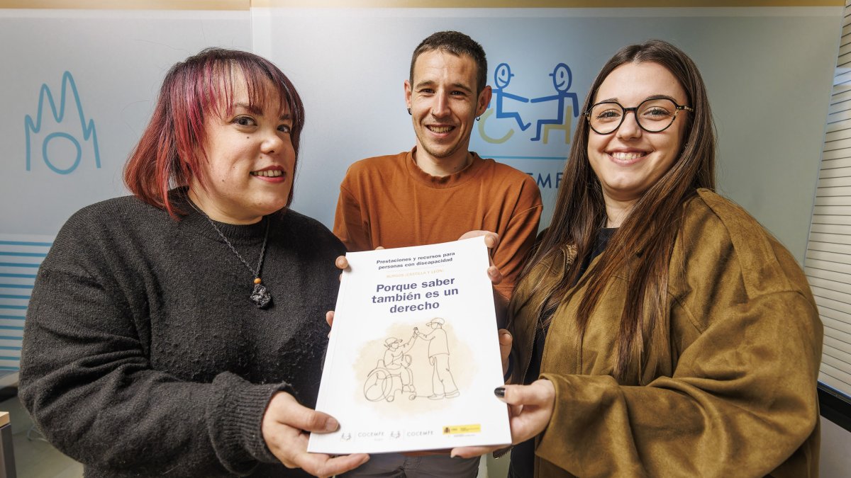 María Muriel, Jon Amas y Sandra Hidalgo, con la primera guía con recursos sobre discapacidad de Cocemfe Burgos.