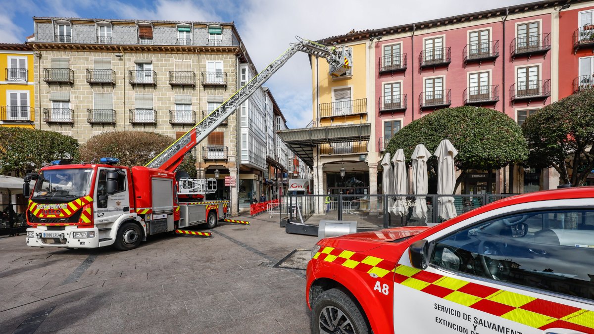 Intervención de los Bomberos durante esta mañana en el edificio Cardenal Segura 2.