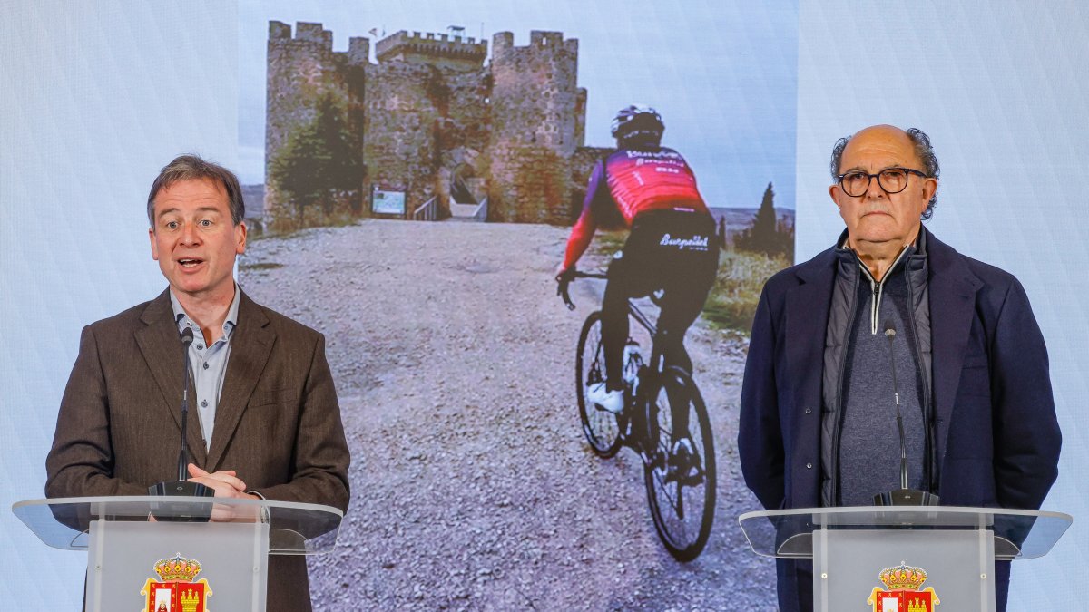 El presidente de la Diputación, Borja Suárez, y Julio Izquierdo, mánager del Burpellet BH.