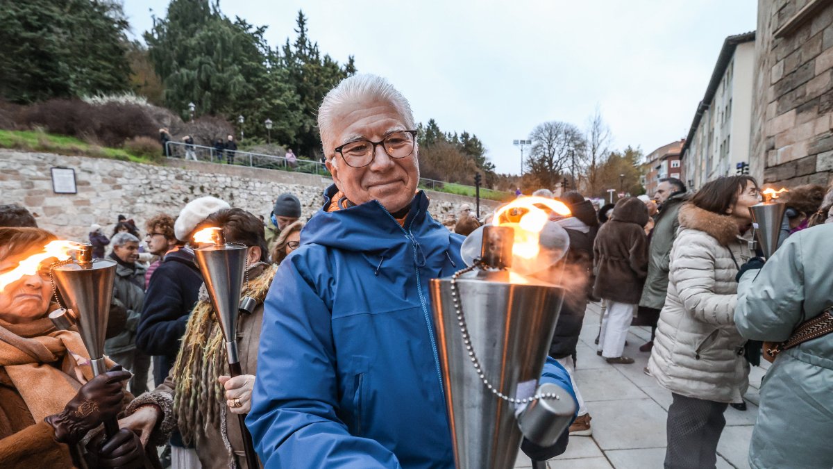 Uno de los participantes este Lunes Santo en el Via Crucis al Castillo, bien abrigado para protegerse del frío.