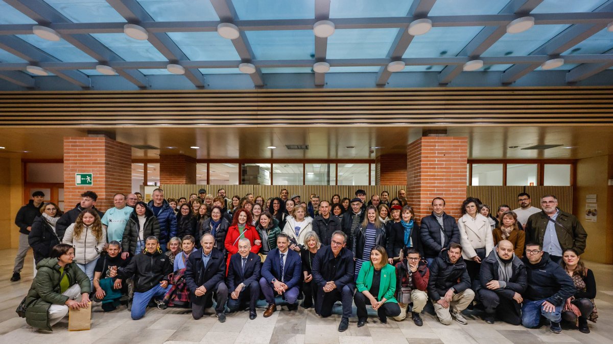 Foto de familia de los participantes en los 13 cursos que se clausuraban ayer, en la Delegación de la Junta en Burgos.