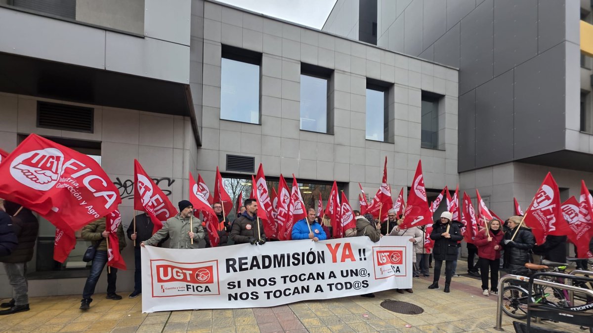 Concentración a las puertas de la Oficina Territorial de Trabajo.