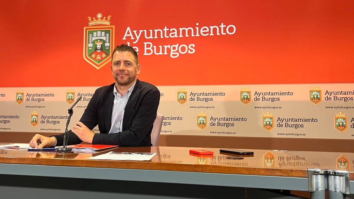 Josué Temiño, portavoz del grupo municipal socialista, en rueda de prensa en el Ayuntamiento de Burgos.