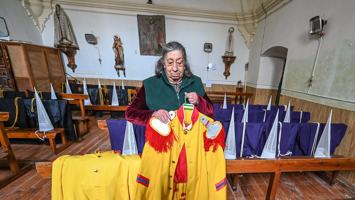 Preparación de las procesiones de Semana Santa en Sotillo de la Ribera