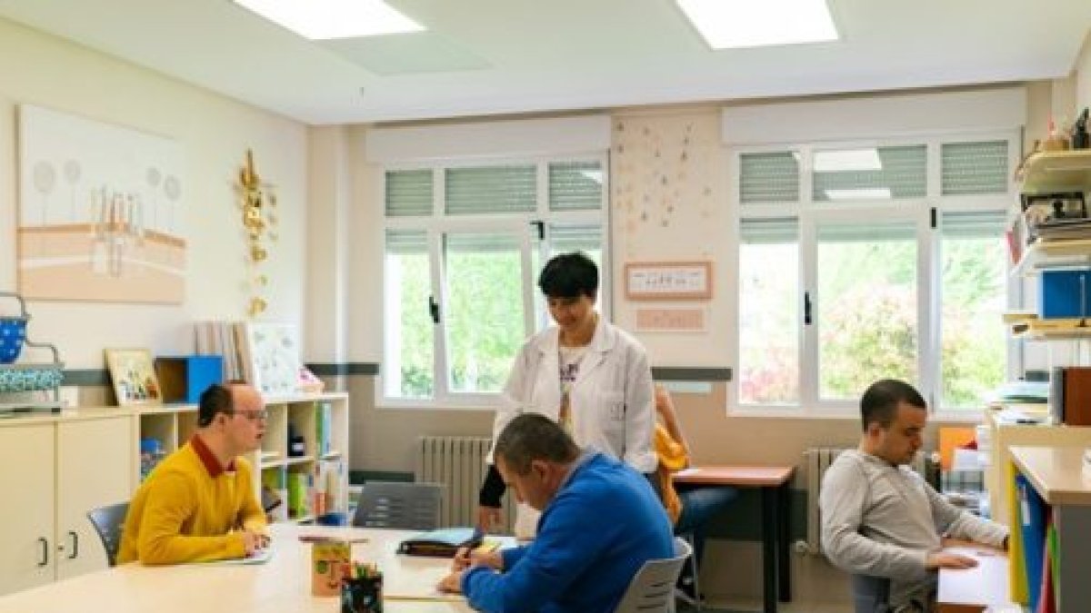 Varias personas realizan una actividad en el centro de día de Autismo Burgos.