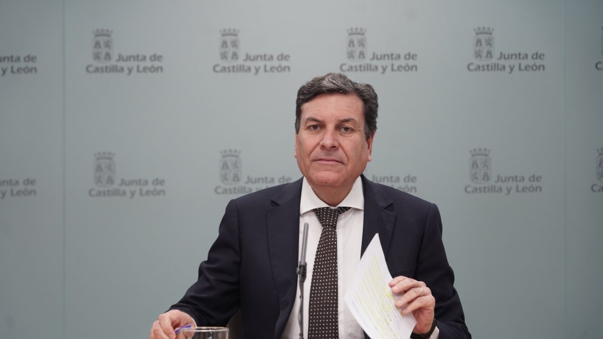 El consejero de Economía y Hacienda y portavoz en funciones de la Junta, Carlos Fernández Carriedo, comparece en rueda de prensa posterior a la reunión del Consejo de Gobierno.