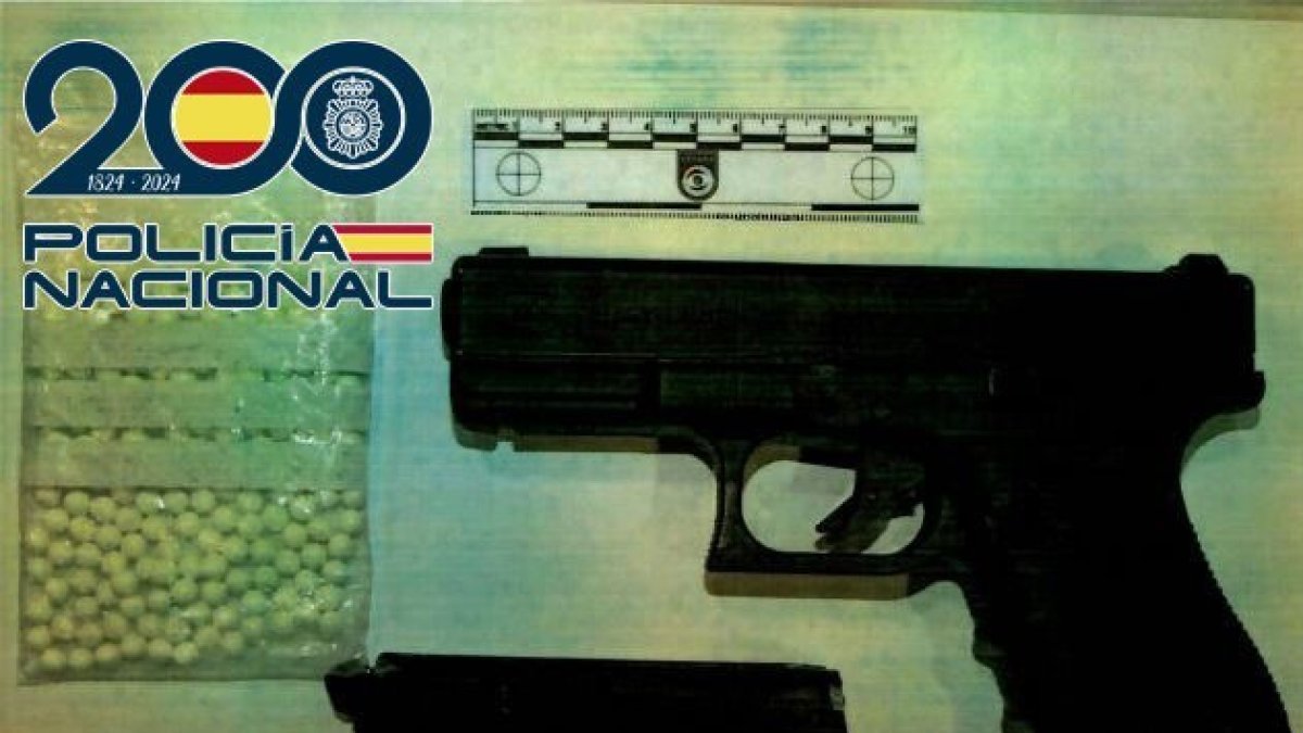 Arma simulada incautada al detenido.