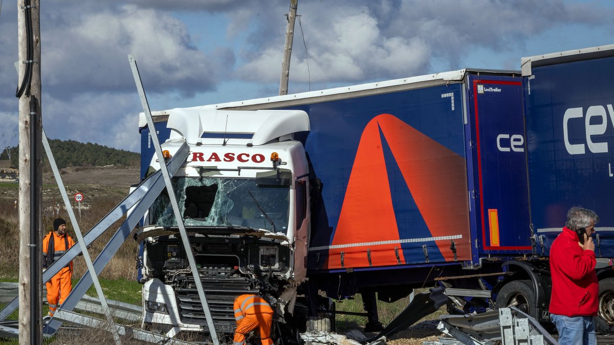 Imagen del vehículo articulado accidentado en Quintanapalla.