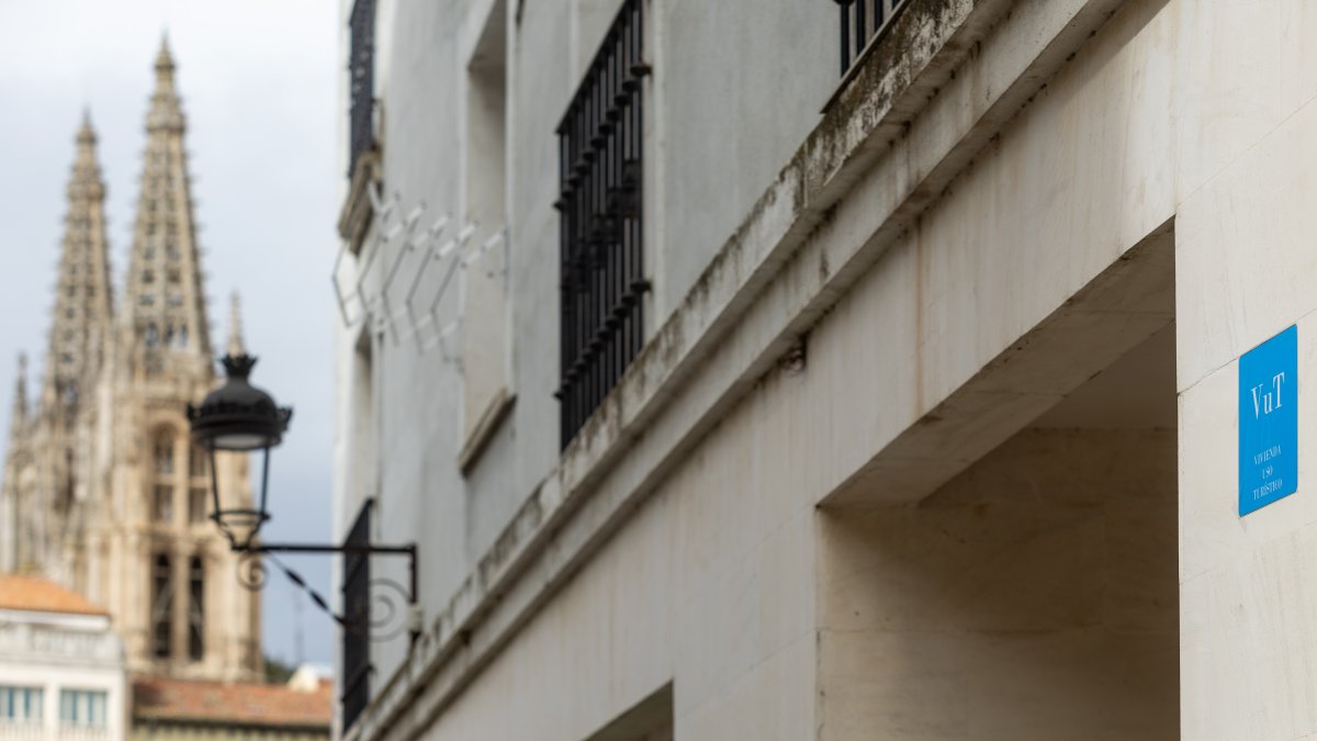 Cartel identificativo de una vivienda de uso turístico en el centro de Burgos.
