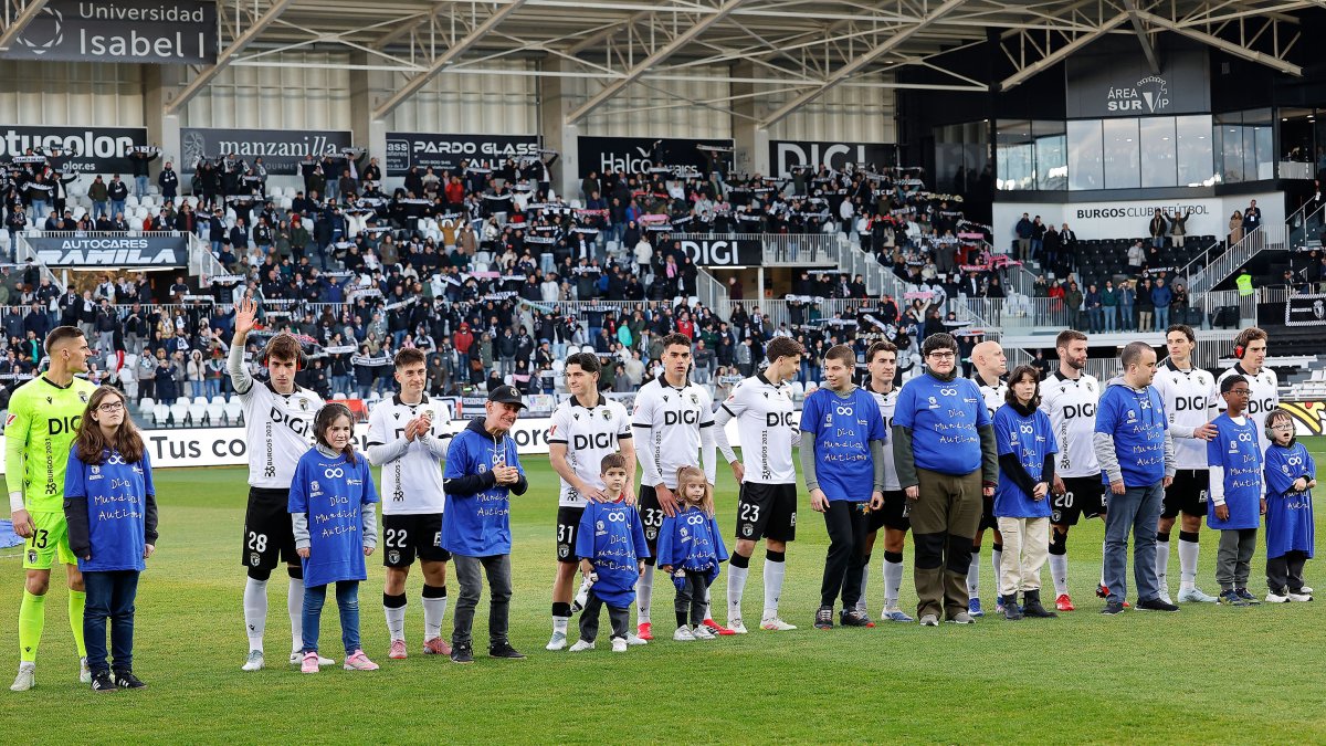 La celebración del Día Mundial del Autismo estuvo presente antes del inicio del partido.